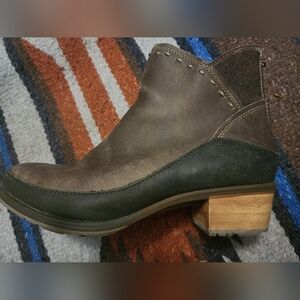 Chaco  Cataluña Elegant Two-Tone Ankle Boots